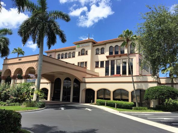 Regions Bank Building: 4851 Tamiami Trail N, Naples, FL 34103